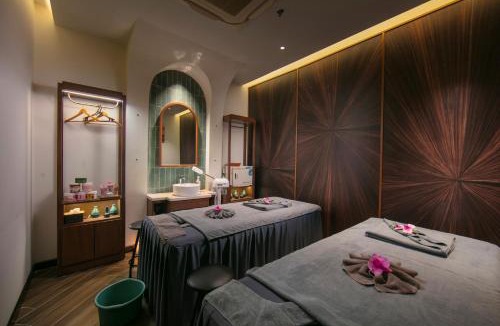 Hang Buom Hotel | MAY DE VILLE Lumiere Hotel