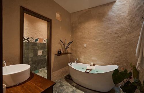 Dong Hoa Villa | Luxury Beach View Pool hot tub Villa for Long Stay