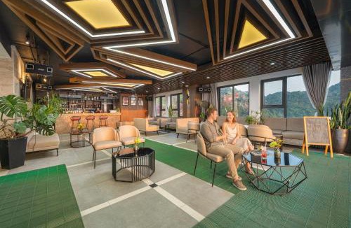 Cat Hai Hotel | Cat Ba Paradise Hotel - Sirocco Sky Bar & Massage