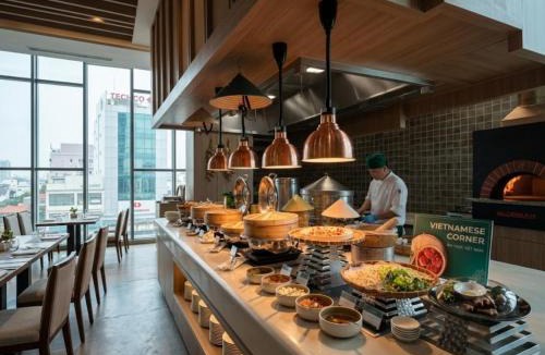 Tan Binh Hotel | Republic Airport Residences - Next to Holiday Inn
