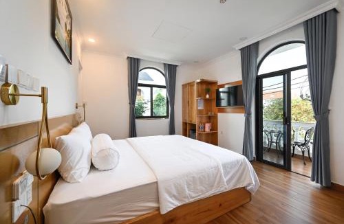 Binh Tan Hotel | Ly Ly Luxury Hotel