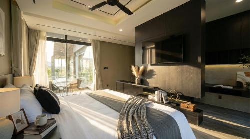 Tho Quang Beach Villa | Modern Luxury Pool Villa w/Sauna 500m to Beach