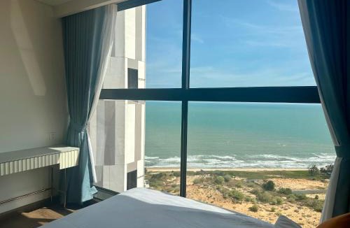 Suoi Nuoc Beach Apartment | Apec Mandala Sea View Bathtub by MLT