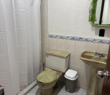 Uruapan House | Refugio La Quinta - Hogar colindando al Parque