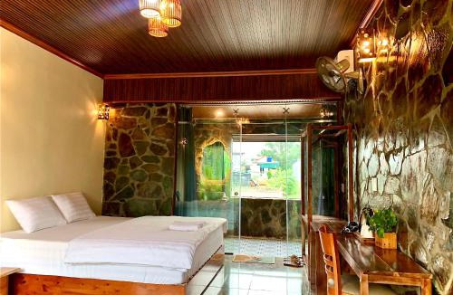 Hoa Lu Cabin | Rocky Mountain Ecolodge