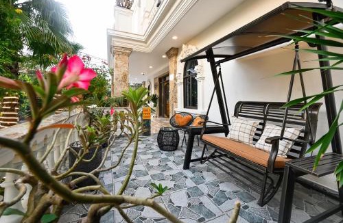 Binh Tan Hotel | Ly Ly Luxury Hotel