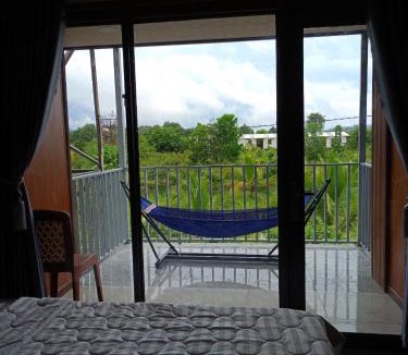 Quan Tom Hotel | Sunny Eco Lodge