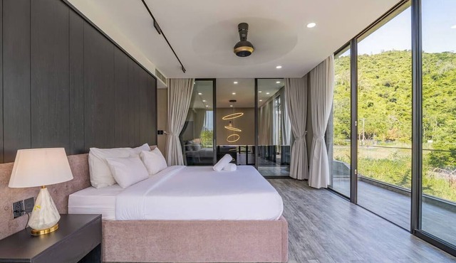 Large luxury villa, 5 bedrooms, huge pool, steps to beach, mountain views