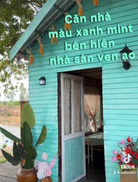 Nhà xanh mint có mái hiên tại Farmstay Ao Nhà