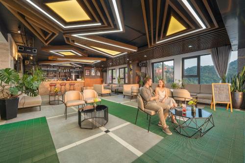 Cat Ba Paradise Hotel - Sirocco Sky Bar & Massage