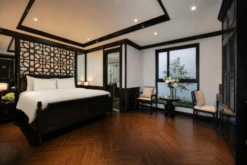 MAY DE VILLE Crown Hotel