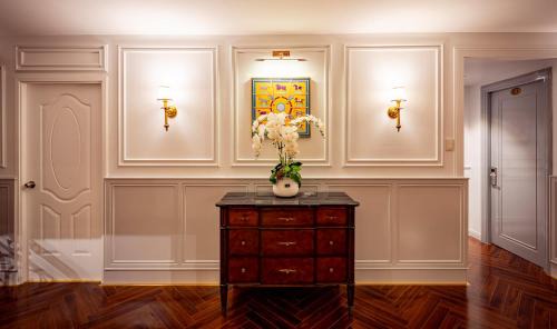 Golden Star Apartment & Hotel